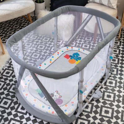 BABY EINSTEIN Berço com parque infantil e piano 3 em 1 Kick & Snooze™ 0m+