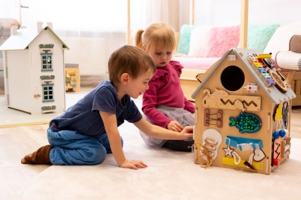 2Kids Toys Activity board Domek szary