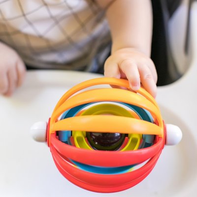 BABY EINSTEIN Aktiv-Spielzeug mit Saugnapf Sticky Spinner ™ 3m +