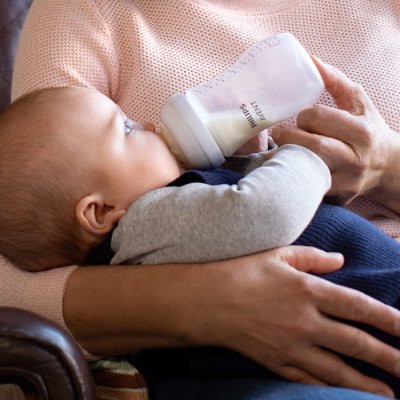 Philips AVENT Láhev Natural Response 260 ml, 1m+dárek PETITE&MARS Miska 6m+