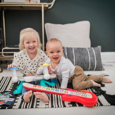 BABY EINSTEIN Jucărie chitară muzicală din lemn Together in Tune Guitar™ Connected Magic Touch™ HAPE 6m+