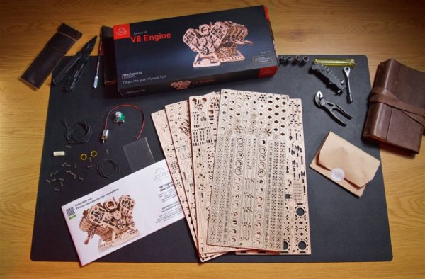Ugears 3D fa mechanikus puzzle V8-as motor