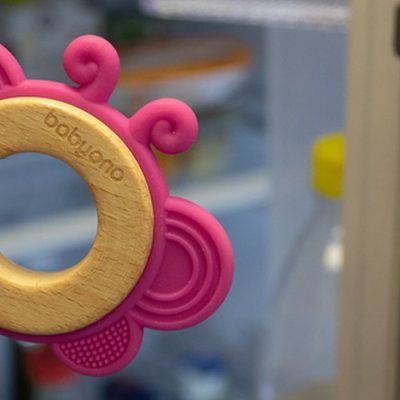 BABYONO Drewniano-silikonowy gryzak motylek