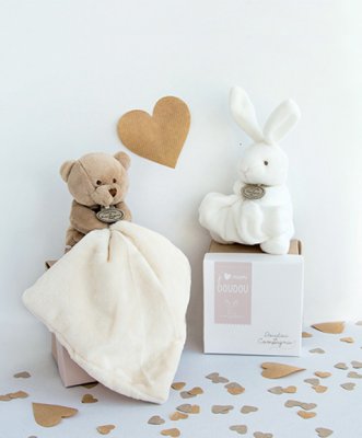 Conjunto de presente Doudou - coelhinho com paninho de aconchego 10 cm