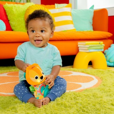 BRIGHT STARTS Spielzeug mit Melodie am C-Ring Löwe Huggin' Lights ™0m+