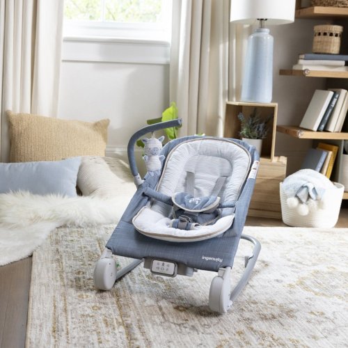 INGENUITY Massagesessel vibriert mit Happy Belly™ Rock-to-Bounce-Melodie – Chambray 0 m+ bis 9 kg