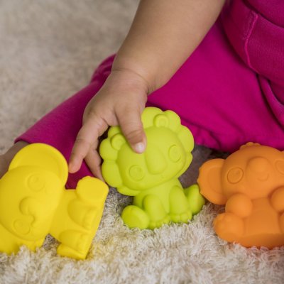 BRIGHT STARTS TropicAnimals Set mit 9 Spielzeugtieren, 3 m+
