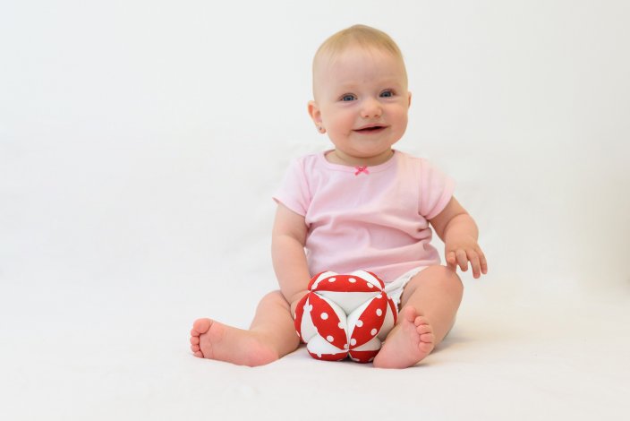MyMoo Montessori úchopový míček - Puntíky/červená