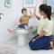 BRIGHT STARTS Toilettensitzverkleinerer zum Aufkleben Flip & Sit™ STITCH™ 18m+, bis 23kg