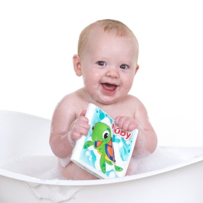 NUBY El primer libro con silbatos para agua de más de 4 m.