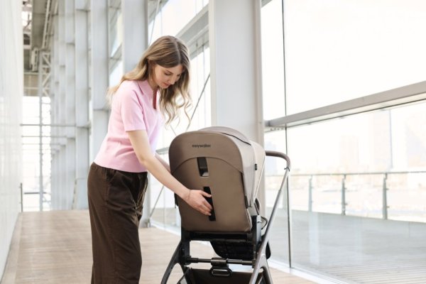 EASYWALKER Kombinirani voziček Zoey Sage Green + CBX By CYBEX Aton B2 i-Size + baza