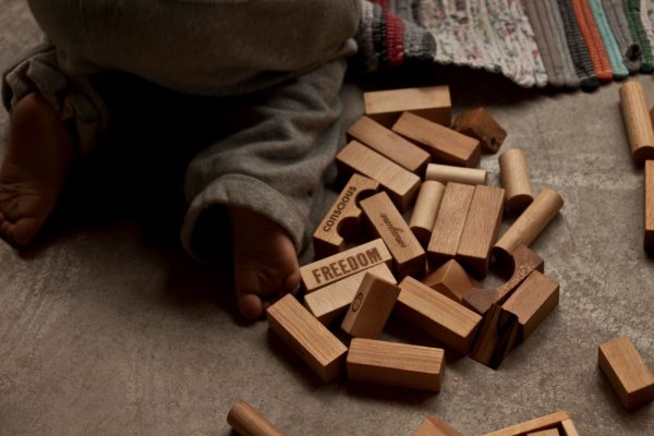 Wooden Story Würfel in einer Holzkiste - 30 Stück - Natur