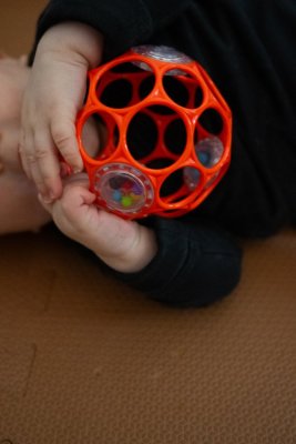 OBALL Spielzeug Oball RASSEL 10 cm 0m+ orange + 50 ml Aquaint