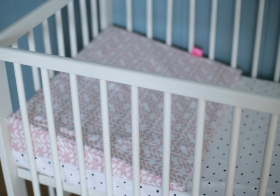 MOTHERHOOD Keilkissen Pink Classics neu 60x45x9 cm, 0-6m