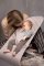 BABYBJÖRN Liege Bliss Woven, Sandgrau mit Spielzeug