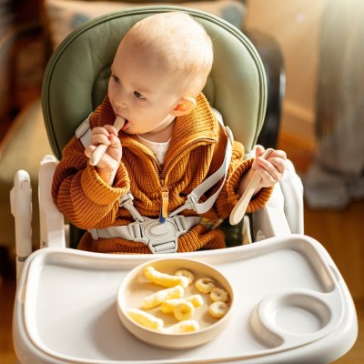 PETITE&MARS Sittöverdrag och bricka till Gusto Mature Olive barnstol