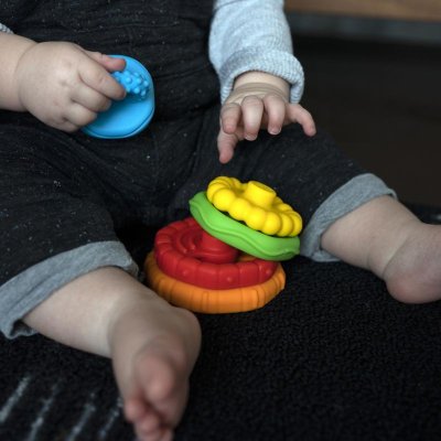 BABY EINSTEIN Stacking grizalo 2 v 1 Stack&Teethe™ 0m+
