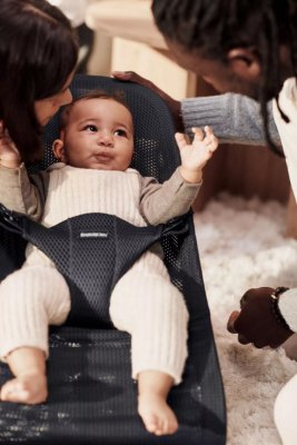 BABYBJÖRN Liege Bliss Schwarzes Netz, schwarze Konstruktion