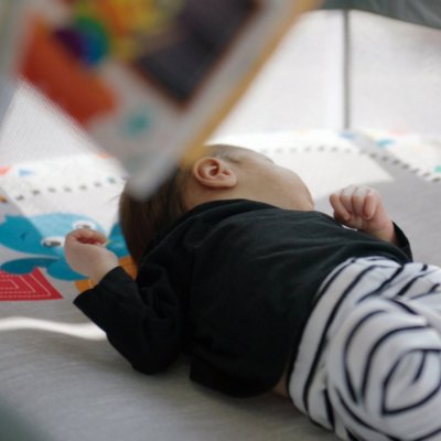 BABY EINSTEIN Berço com parque infantil e piano 3 em 1 Kick & Snooze™ 0m+