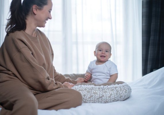 MOTHERHOOD Babynest och Juniorkudde 2 i 1 Rosa Klassiker ny
