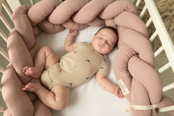 BABYMATEX Spjälsängsskydd muslin flätad fläta - rosa 200 cm