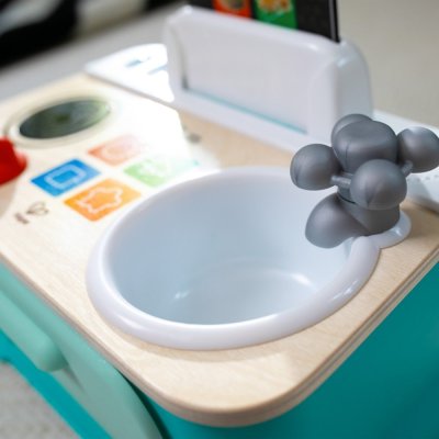 BABY EINSTEIN Giocattolo musicale Magic Touch Kitchen™ Fai finta di cucinare HAPE 9m+