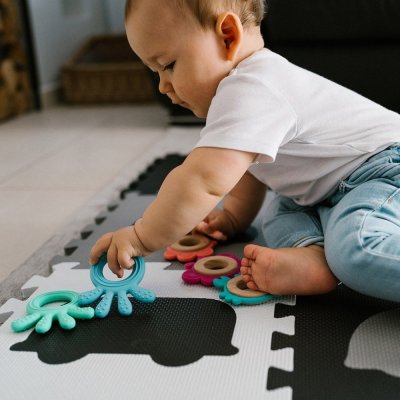 BABYONO Krabbenbeißring aus Holz und Silikon