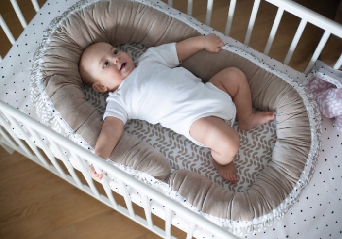 MAJČINSTVO Baby nest i Junior jastuk 2 u 1 Beige Classics novo