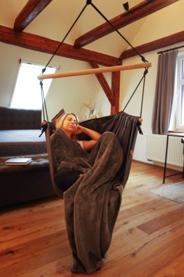 Hängesessel Bordeaux HOJDAVAK MAXIMUS OUT mit Kissen, Holz Indoor, Schwarzes Seil