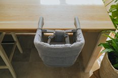 Cestovní jídelní židlička Monkey Mum® - šedá