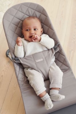 BABYBJÖRN Liege Bliss Woven, Sandgrau mit Spielzeug