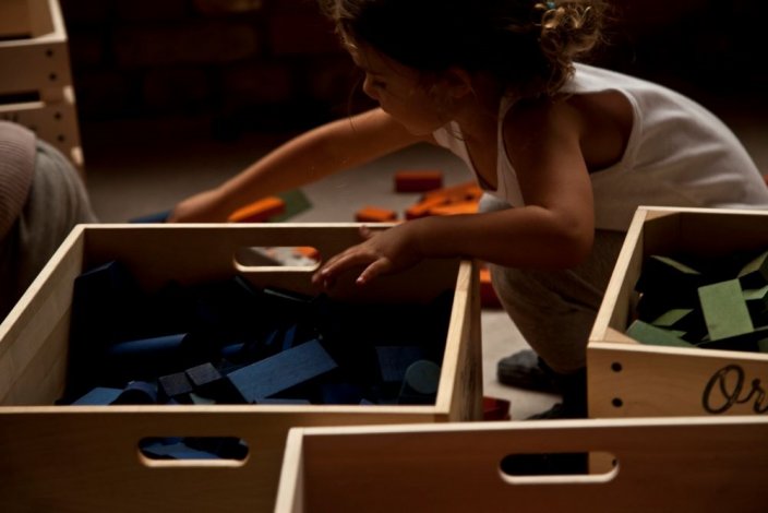 Wooden Story Cubos en caja de madera - 30 piezas - Arco iris