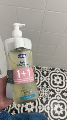 CHICCO Leche corporal con dosificador Baby Moments 500 ml + Champú Baby Moments 200 ml gratis