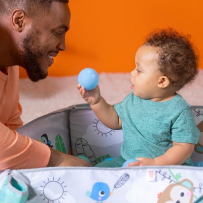 BRIGHT STARTS 5-in-1-Spieldecke nach Ihren Wünschen, Ballspiel ™ Totally Tropical ™ 0 m+
