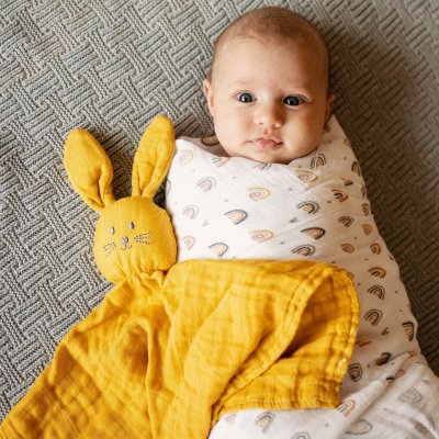 PETITE&MARS Mazlíček bambusový mušelínový Hugo Desert Sand 0m+