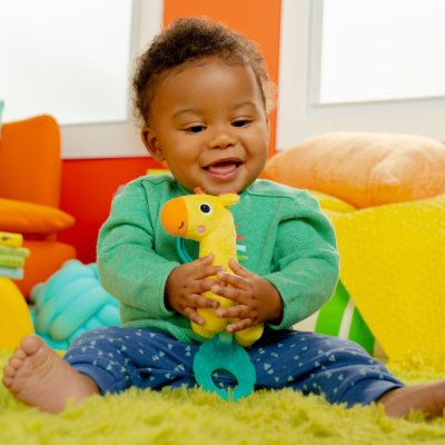 BRIGHT STARTS Hračka s melodií na C kroužku Tug Tunes™ žirafa 0m+