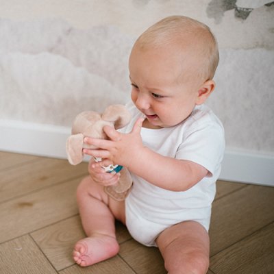 BABYONO Piszcząca zabawka z gryzakiem Koala Charlie 3m+