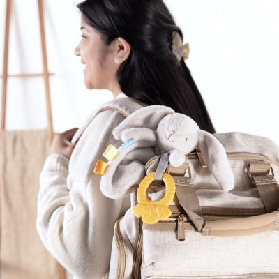 INGENUITY Kuscheltier-Spielzeug mit Beißring Häschen Cozy Sylvi™ 0m+