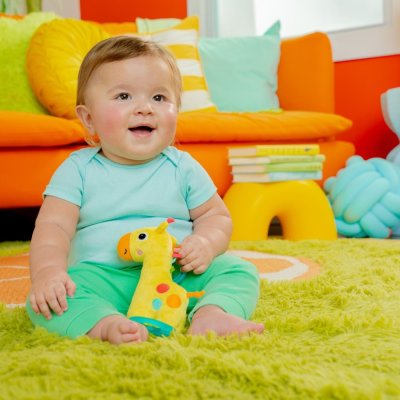 BRIGHT STARTS Hračka s melodií na C kroužku Tug Tunes™ žirafa 0m+