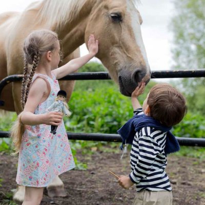 Lottie Boneca Jóquei com Cavalo