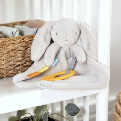 INGENUITY Kuscheltier-Spielzeug mit Beißring Häschen Cozy Sylvi™ 0m+