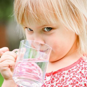 Hogyan tanítsunk egy gyermeket, hogy igyon egy pohárból