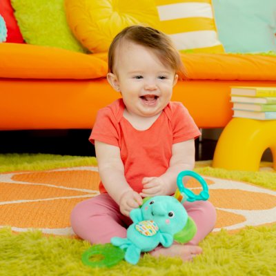 BRIGHT STARTS Spielzeug mit Melodie am C-Ring Tug Tunes™ Elefant 0m+