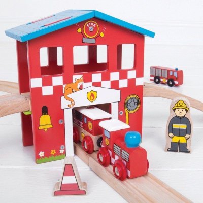 Bigjigs Rail Drvena željeznička pruga vatrogasna postaja