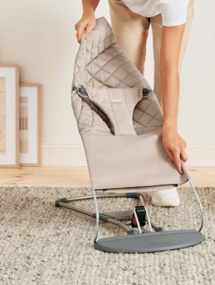 BABYBJÖRN Liege Bliss Woven, Sandgrau mit Spielzeug