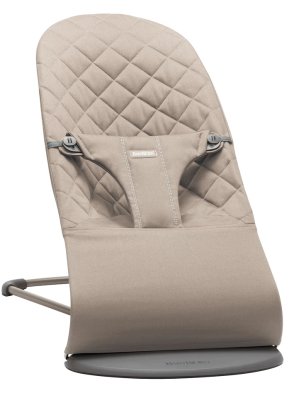 BABYBJÖRN Liege Bliss Woven, Sandgrau mit Spielzeug