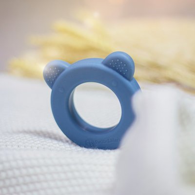 PETITE&MARS Massaggiagengive in silicone con sonaglio Beary Petrol Blue 0m+