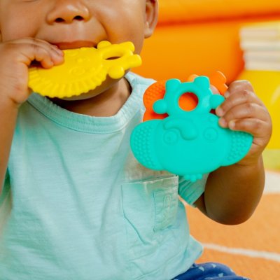 BRIGHT STARTS Gummy Buddies™ grizalo 3 kosi 3m+