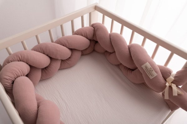 BABYMATEX Spjälsängsskydd muslin flätad fläta - rosa 200 cm