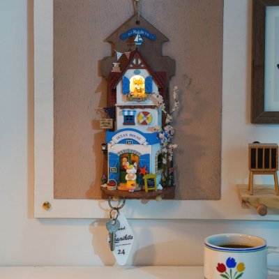 RoboTime Miniatura de casa para pendurar Vila na ilha